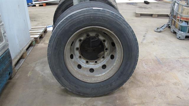 Werkplaats toebehoren  vrachtwagenband met velg / 2 stuks 