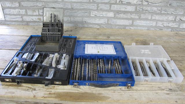 Diversen assortiment kisten / 4 stuks incl. diverse boren