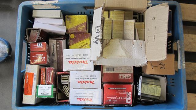 Diversen bak met diverse maten nieten