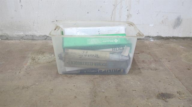 Werkplaats toebehoren bak met laselektrodes