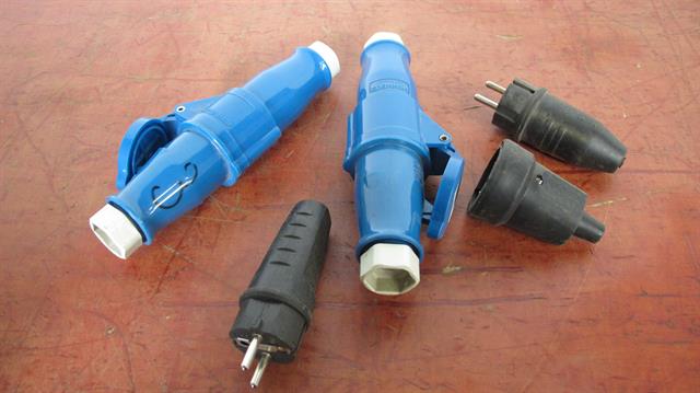 Diversen diverse stekkers / 320V en 16A NIEUW