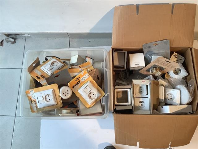 Diversen doos met diverse elektra 