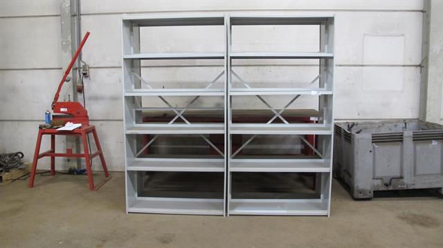 Werkplaats toebehoren kasten van metaal met legplanken