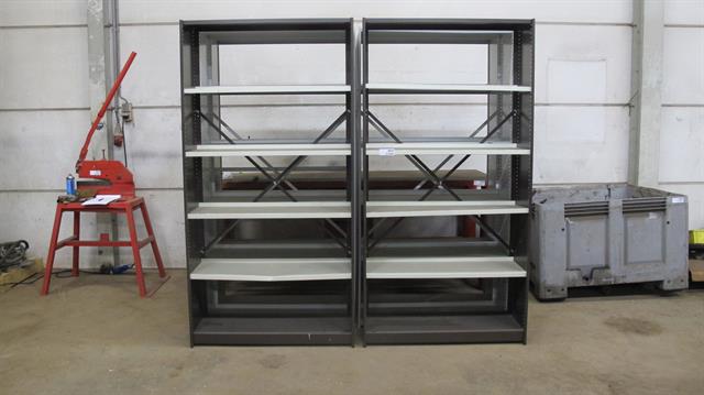 Werkplaats toebehoren kasten van metaal met legplanken