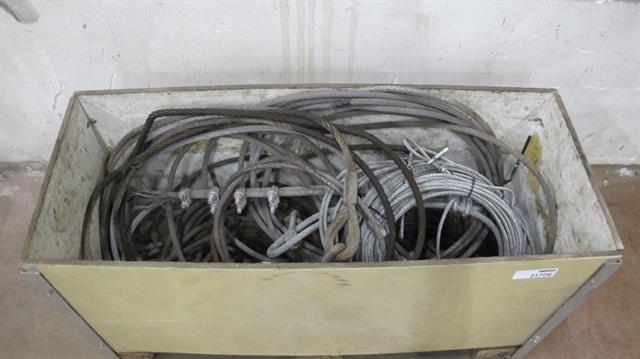 Diversen kist met staalkabels