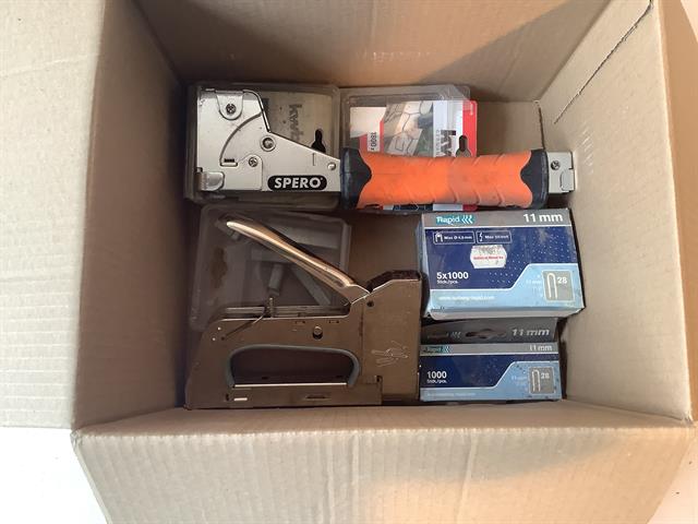 Diversen niethamer en nietmachine