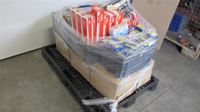 Diversen pallet met diverse automaterialen