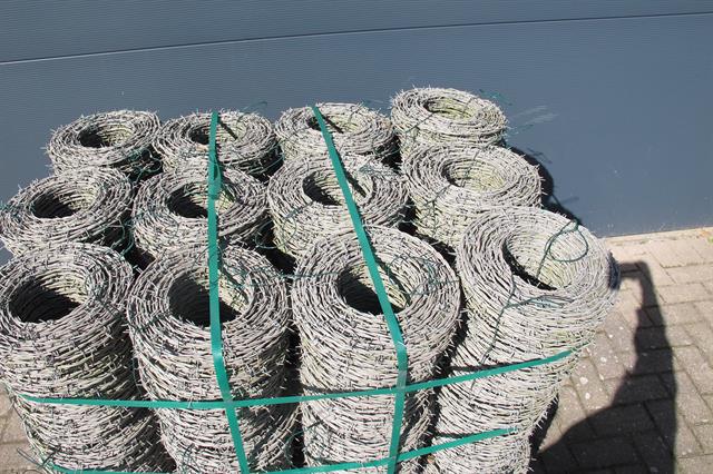 prikkeldraad / 36 rollen a 200 meter