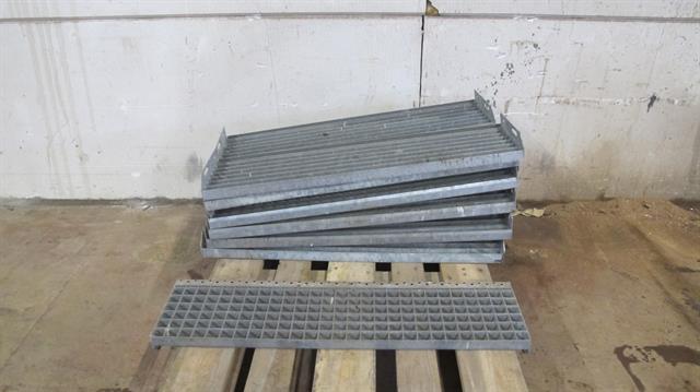 Diversen traptreden van metaal 13 stuks