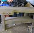 werkbank van hout met bankschroef werkbank van hout met bankschroef